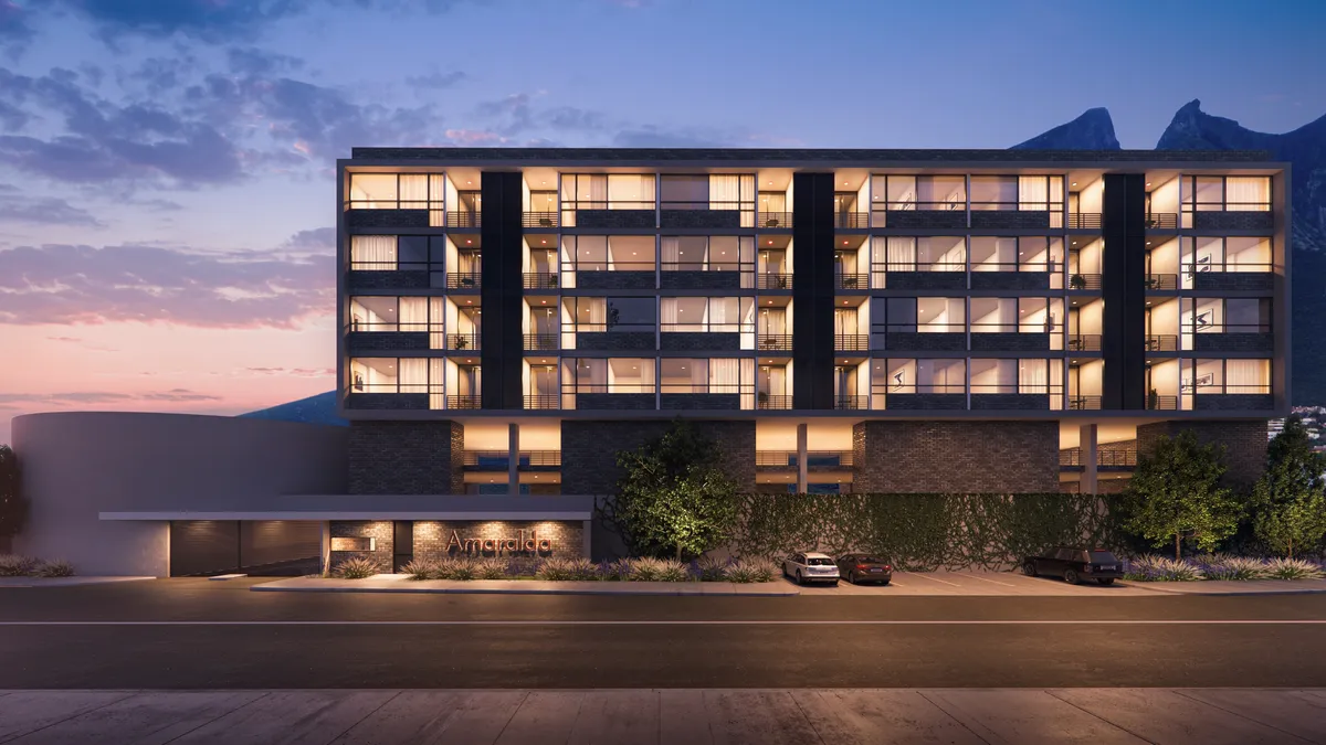 Fachada Amaralda al anochecer